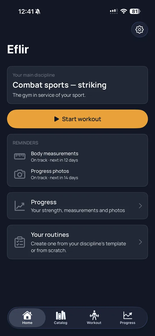Eflir home screen showing the main discipline “Combat sports — striking”, a “Start workout” button, and reminders for measurements and photos.