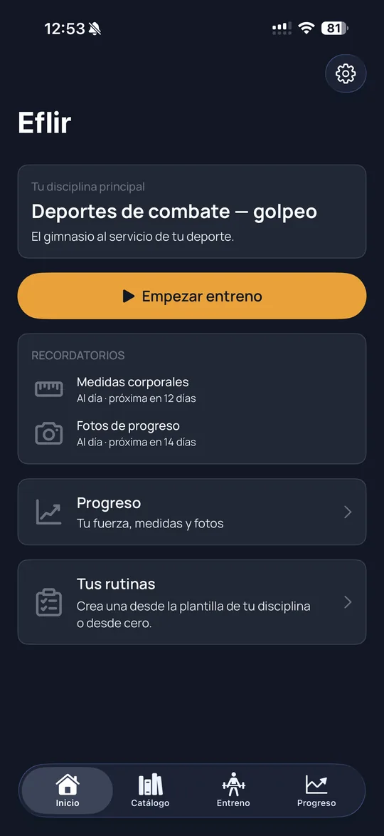 Pantalla de inicio de Eflir con la disciplina principal «Deportes de combate — golpeo», el botón «Empezar entreno» y recordatorios de medidas y fotos.